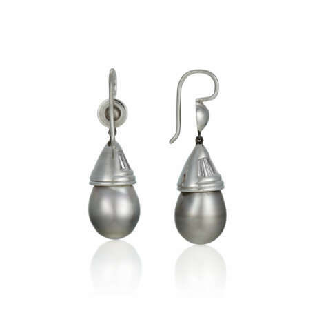NO RESERVE| GRAY CULTURED PEARL AND DIAMOND EARRINGS - фото 3