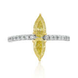 NO RESERVE | TWIN-STONE COLORED DIAMOND AND DIAMOND RING - фото 1