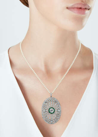 NO RESERVE | DIAMOND AND EMERALD PENDANT WITH CULTURED PEARL NECKLACE - photo 2