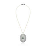 NO RESERVE | DIAMOND AND EMERALD PENDANT WITH CULTURED PEARL NECKLACE - Foto 3