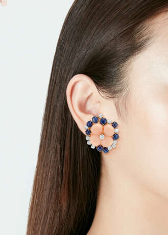 NO RESERVE | CORAL, DIAMOND AND SAPPHIRE FLOWER EARRINGS - Foto 2