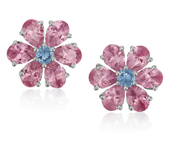 NO RESERVE | TIFFANY & CO. COLORED SAPPHIRE AND SAPPHIRE EARRINGS - фото 1