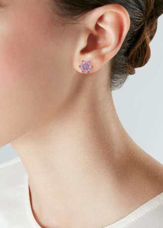 NO RESERVE | TIFFANY & CO. COLORED SAPPHIRE AND SAPPHIRE EARRINGS - photo 2