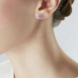 NO RESERVE | TIFFANY & CO. COLORED SAPPHIRE AND SAPPHIRE EARRINGS - photo 2