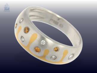 Ring: breiter, ausgefallener Bicolor-Goldschmiedering mit weißen und farbigen Brillanten, Handarbeit, 950er Platin, neuwertig