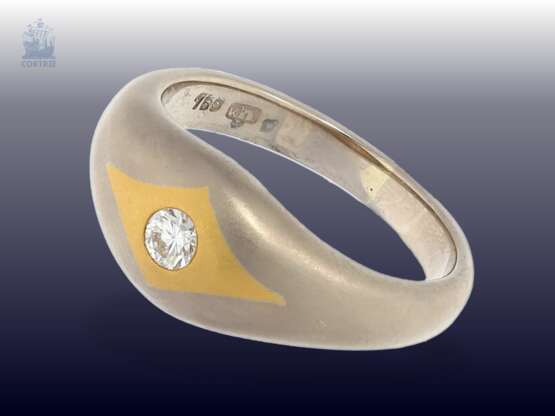Ring: massiver und neuwertiger Bicolor-Goldschmiedering mit Brillant - photo 1