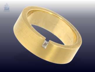 Ring: neuwertiger, breiter und massiver Goldschmiedering mit kleinem Baguette-Diamanten, 18K Gold