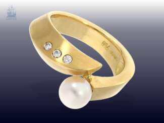 Ring: moderner und neuwertiger Goldschmiedering mit feiner Zuchtperle und kleinen Brillanten, Markenschmuck von "Cachet"