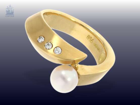 Ring: moderner und neuwertiger Goldschmiedering mit feiner Zuchtperle und kleinen Brillanten, Markenschmuck von "Cachet" - Foto 1