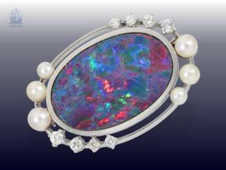 Brosche: hochwertige vintage Goldschmiedearbeit mit, hochwertigem großen Opal sowie Perlen und Brillanten