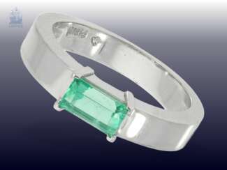 Ring: moderner, massiver Goldschmiedering aus 950er Platin mit leuchtend grünem Smaragd sehr feiner Qualität, ca.1ct