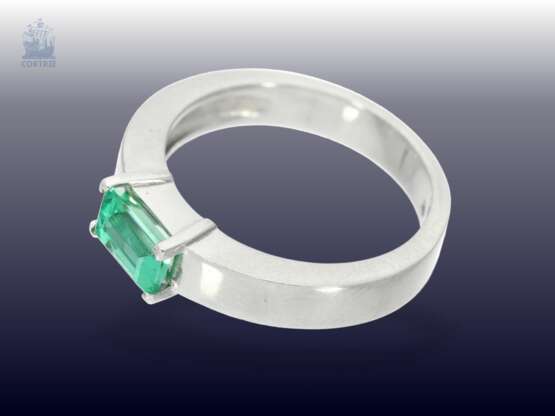 Ring: moderner, massiver Goldschmiedering aus 950er Platin mit leuchtend grünem Smaragd sehr feiner Qualität, ca.1ct - photo 2