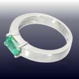 Ring: moderner, massiver Goldschmiedering aus 950er Platin mit leuchtend grünem Smaragd sehr feiner Qualität, ca.1ct - Foto 2