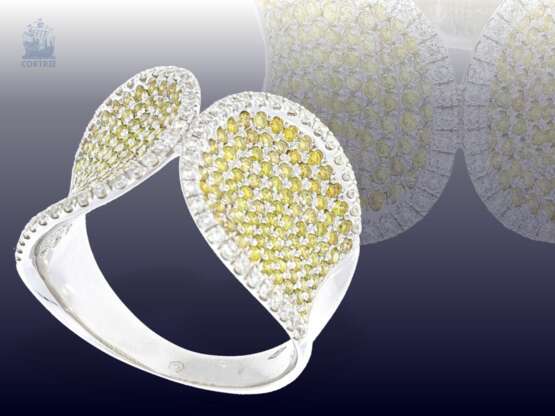 Ring: sehr ausgefallener und äußerst dekorativer Designer-Goldschmiedering mit weißen sowie gelblich/grünlichen fancy Brillanten - photo 1