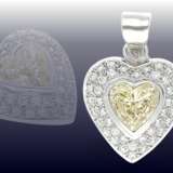 Anhänger: luxuriöser Goldschmiedeanhänger mit großem Fancy Diamant in Herzform, sowie zahlreichen Brillanten - photo 1