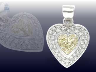 Anhänger: luxuriöser Goldschmiedeanhänger mit großem Fancy Diamant in Herzform, sowie zahlreichen Brillanten
