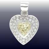 Anhänger: luxuriöser Goldschmiedeanhänger mit großem Fancy Diamant in Herzform, sowie zahlreichen Brillanten - photo 2