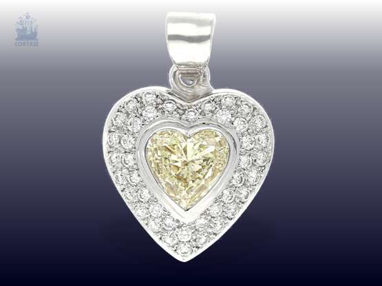 Anhänger: luxuriöser Goldschmiedeanhänger mit großem Fancy Diamant in Herzform, sowie zahlreichen Brillanten - фото 2