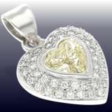Anhänger: luxuriöser Goldschmiedeanhänger mit großem Fancy Diamant in Herzform, sowie zahlreichen Brillanten - фото 3