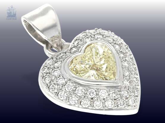 Anhänger: luxuriöser Goldschmiedeanhänger mit großem Fancy Diamant in Herzform, sowie zahlreichen Brillanten - Foto 3