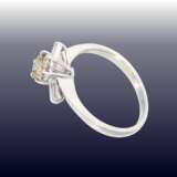 Ring: weißgoldener, moderner Goldschmiedering mit fancy Brillant von ca. 0,8ct sowie 2 Diamanten im Baguetteschliff - photo 2