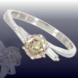 Ring: weißgoldener, moderner Goldschmiedering mit fancy Brillant von ca. 0,8ct sowie 2 Diamanten im Baguetteschliff - photo 3