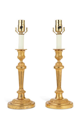 A PAIR OF LOUIS XVI ORMOLU CANDLESTICKS, MOUNTED AS LAMPS - Foto 2