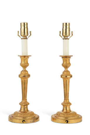 A PAIR OF LOUIS XVI ORMOLU CANDLESTICKS, MOUNTED AS LAMPS - Foto 3