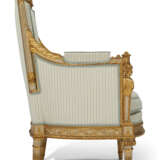 A PAIR OF FRENCH GILTWOOD AND GREY-PAINTED BERGERES - Foto 2