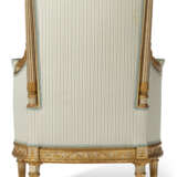 A PAIR OF FRENCH GILTWOOD AND GREY-PAINTED BERGERES - Foto 3