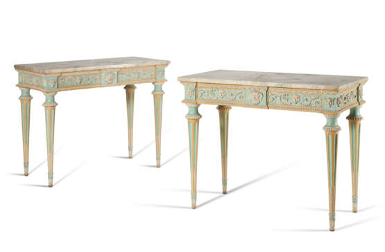 A PAIR OF SOUTHERN EUROPEAN BLUE, OCHRE AND WHITE-PAINTED CONSOLE TABLES - Foto 1