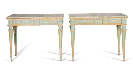 A PAIR OF SOUTHERN EUROPEAN BLUE, OCHRE AND WHITE-PAINTED CONSOLE TABLES - Foto 3