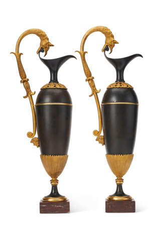 A PAIR OF RESTAURATION ORMOLU AND PAINTED BRONZE EWERS - фото 5