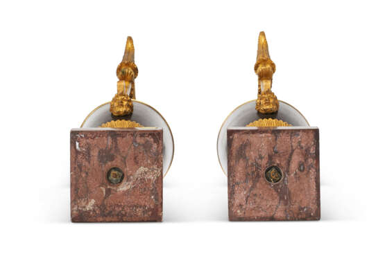 A PAIR OF RESTAURATION ORMOLU AND PAINTED BRONZE EWERS - Foto 6