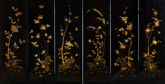 A CHINESE EXPORT BLACK AND GILT LACQUER SIX-PANEL SCREEN - Foto 2