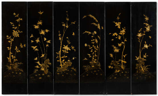 A CHINESE EXPORT BLACK AND GILT LACQUER SIX-PANEL SCREEN - фото 5