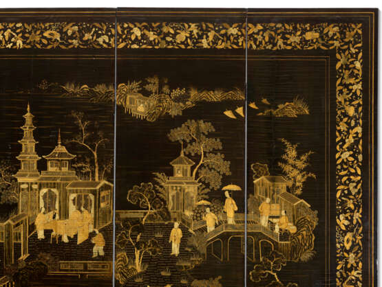 A CHINESE EXPORT BLACK AND GILT LACQUER SIX-PANEL SCREEN - Foto 6