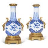 A PAIR OF FRENCH ORMOLU-MOUNTED CHINESE BLUE AND WHITE VASES - photo 2