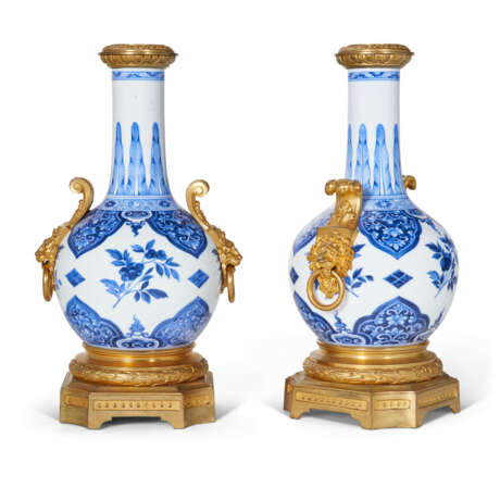 A PAIR OF FRENCH ORMOLU-MOUNTED CHINESE BLUE AND WHITE VASES - фото 3