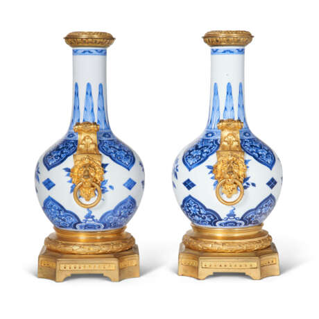 A PAIR OF FRENCH ORMOLU-MOUNTED CHINESE BLUE AND WHITE VASES - photo 4
