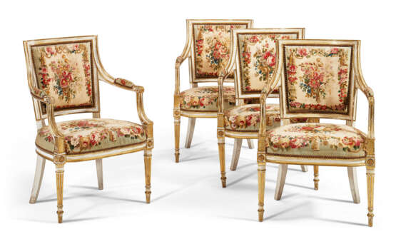 A SET OF FOUR GEORGE III WHITE-PAINTED AND PARCEL-GILT OPEN ARMCHAIRS FROM HOUGHTON HALL - Foto 1