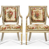 A SET OF FOUR GEORGE III WHITE-PAINTED AND PARCEL-GILT OPEN ARMCHAIRS FROM HOUGHTON HALL - Foto 3