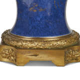 A PAIR OF FRENCH ORMOLU-MOUNTED POWDER BLUE GROUND CHINESE VASES, MOUNTED AS LAMPS - Foto 2