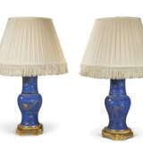 A PAIR OF FRENCH ORMOLU-MOUNTED POWDER BLUE GROUND CHINESE VASES, MOUNTED AS LAMPS - Foto 3