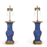 A PAIR OF FRENCH ORMOLU-MOUNTED POWDER BLUE GROUND CHINESE VASES, MOUNTED AS LAMPS - Foto 4