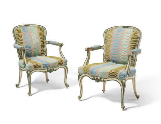 A GEORGE III WHITE AND GREEN-PAINTED ARMCHAIR - Foto 1