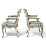 A GEORGE III WHITE AND GREEN-PAINTED ARMCHAIR - Foto 2