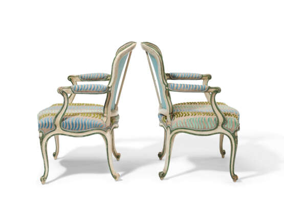 A GEORGE III WHITE AND GREEN-PAINTED ARMCHAIR - фото 2
