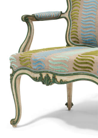 A GEORGE III WHITE AND GREEN-PAINTED ARMCHAIR - фото 3