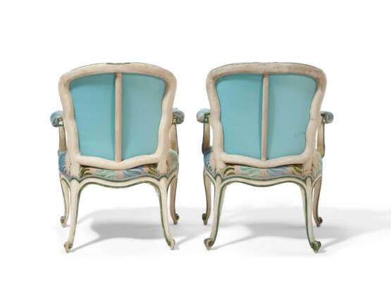 A GEORGE III WHITE AND GREEN-PAINTED ARMCHAIR - photo 4